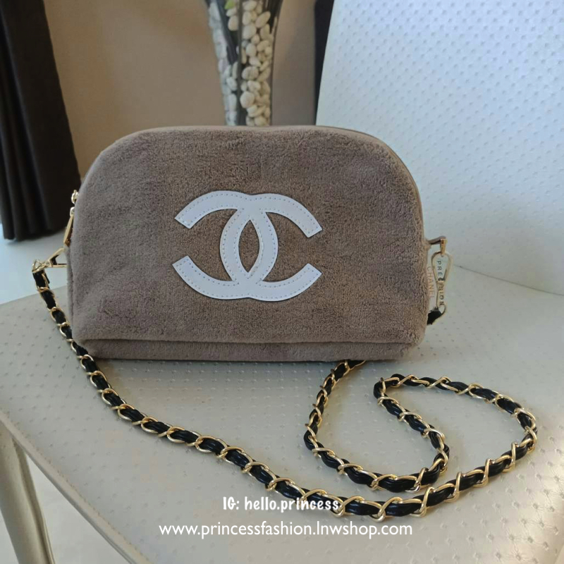 New Arrival!! อีกหนึ่งทรงสวยหรู *ถือออกงานได้เลยคะ กับรุ่นนี้คะ Chanel Precision wolf crossbody bag with chain กระเป๋าทรงโดมผ้าวูฟขนนุ่มเต็มใบ ด้านหน้าปักโลโก้CC หนังแก้วสวยหรู ด้านในเปิดปิดด้วยซิปบุผ้าสีน้ำตาลปั้มแบรนด์สวยหรู ใส่กระเป๋าสตางค์ยาวได้ สายโซ