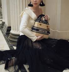 DIOR Lady Natural Wicker Bag กระเป๋าสะพายงานสาน พร้อมผ้าผูกด้านในสวยงามทรงเสน่ห์ จะถือหรือสะพายข้างด้วยสายสปอร์ตก็สวยเลิศ โดดเด่นกว่าใคร งานสวยเกินราคา คุ้มที่สุดในย่านนี้บอกเลย!!