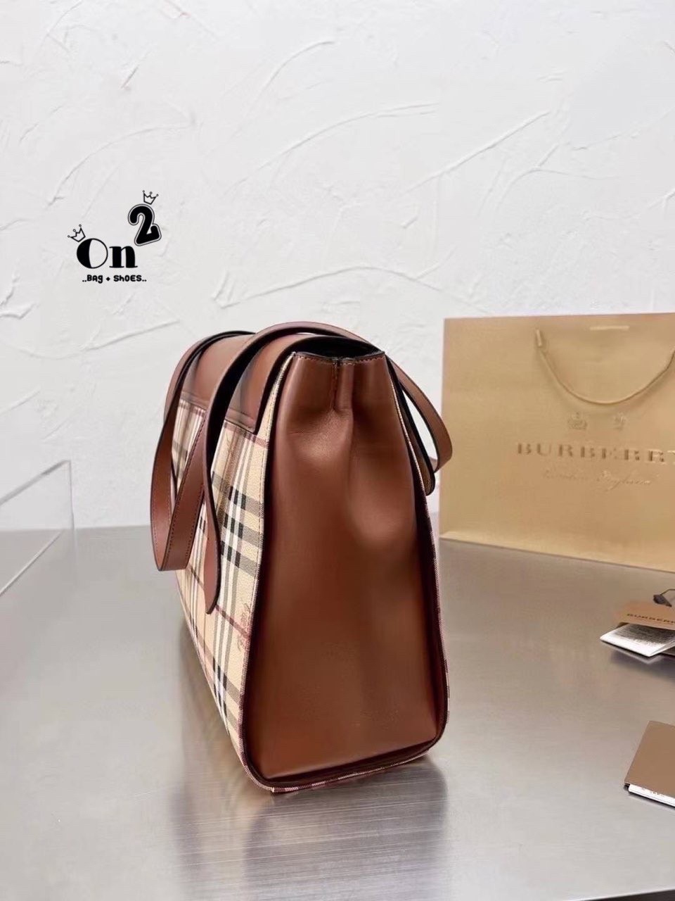 BURBERRY london kelly bag vintage with strap Gift Bag / BURBERRY Messenger Bag กระเป๋าสะพายขนาดที่พอเหมาะกับการใช้ในชีวิตประจำวัน รูปทรงคลาสสิกที่ไม่ทิ้งในเรื่องของคุณสมบัติการใช้งานลวดลาย Vintage Check ที่ถือว่าเป็นสัญลักษณ์อันเก่าแก่ของแบรนด์ เสริมทุกสไ