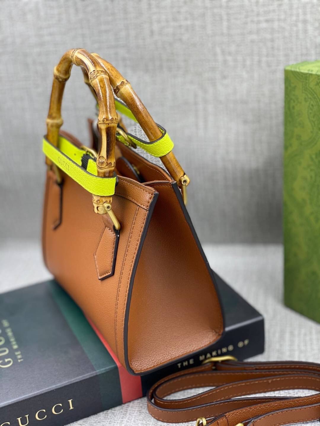 VIP GIFT 】หนังแท้ GUCCI Diana mini tote bag กระเป๋างานหูไม้ไผ่สุดคลาสสิก ดีไซน์มาใหม่พร้อมเข็ดขัดหนังสีสะท้อนแสงประดับตรงหูกระเป๋า ขนาดมินิกำลังน่ารักเลยค่ะ วัสดุหนังแท้ อะไหล่ทอง งานสวยตั้งอยู่ทรง มีสายสะพายยาว 1เส้น สามารถปรับระดับได้-ถอดได้ งานเก๋ไก๋ที