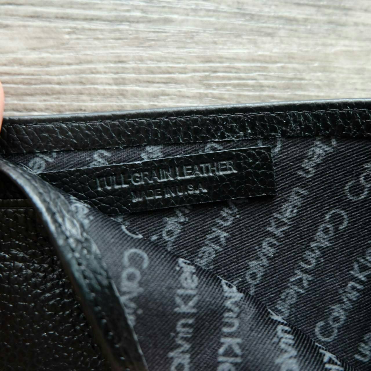 Calvin Klein Leather Belt & Wallet Set เซตสุดคุ้ม จะะมอบเป็นของขวัญหรือใช้เองก็แนะนำเลยค่าา อุปกรณ์ : มาพร้อมถุงกระดาษแบรนด์ + กล่องแบรนด์ + ที่เจาะรูเข็มขัด + ห่วงเข็มขัด