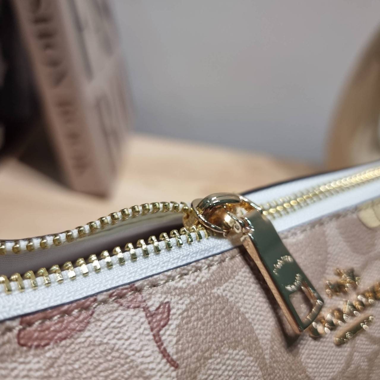 COACH F58321 TOP HANDLE POUCH คอลเลคชั่นสุดฮิต กับดีไซน์ใหม่ น่ารักน่าใช้ทุกแบบ กระเป๋าพอชทรงใช้งานง่าย สะดวก กะทัดรัด วัสดุหนังแคนวาสเคลือบคุณภาพ มาพร้อมสายคล้องในตัว และสายสะพาย crossbody ปรับเปลี่ยนได้ตามสไตล์ อีกหนึ่งไอเท็มที่สาวๆต้องมี ในราคาสุดคุ้ม 