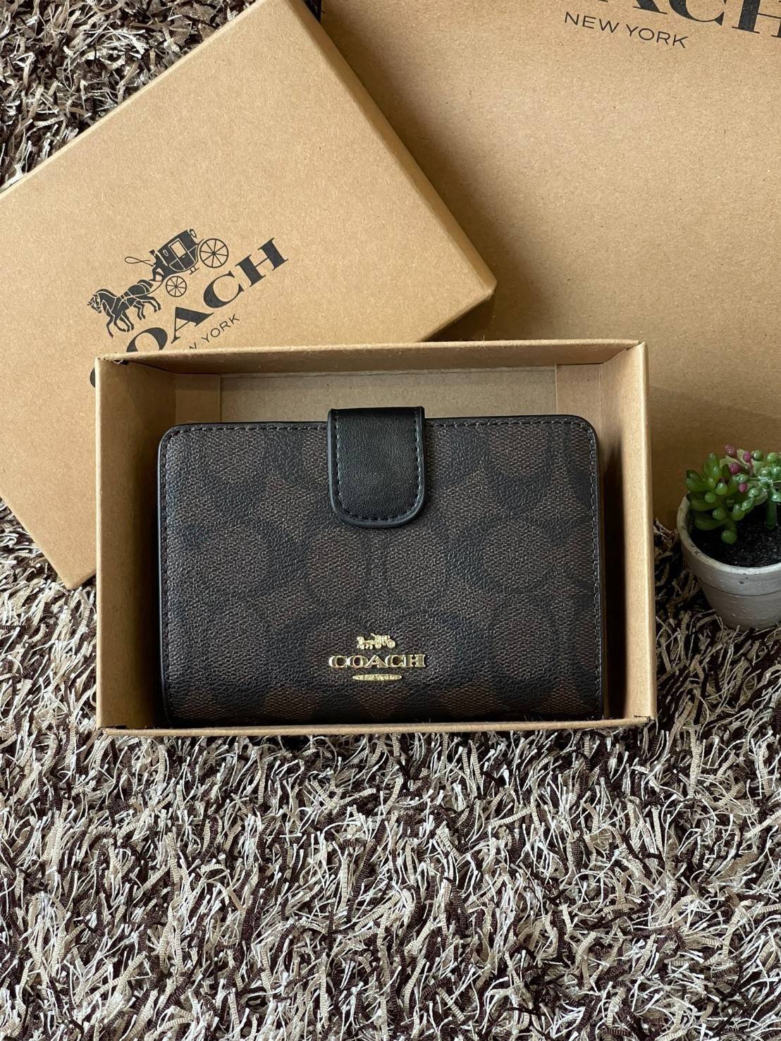 COACH MEDIUM CORNER ZIP WALLET กระเป๋าสตางค์ขนาดกลางที่ถือว่าเป็นไอเทม Must Have ของทุกเพศทุกวัยที่ต้องพกติดตัวไว้ตลอดเวลา เพราะนอกจากจะช่วยจัดเก็บเงิน บัตรประชาชน บัตรเครดิตและต่าง ๆ ให้เป็นระเบียบเรียบร้อยยังต้องคำนึงถึงประโยชน์ใช้สอยร่วมด้วย กระเป๋าสตา