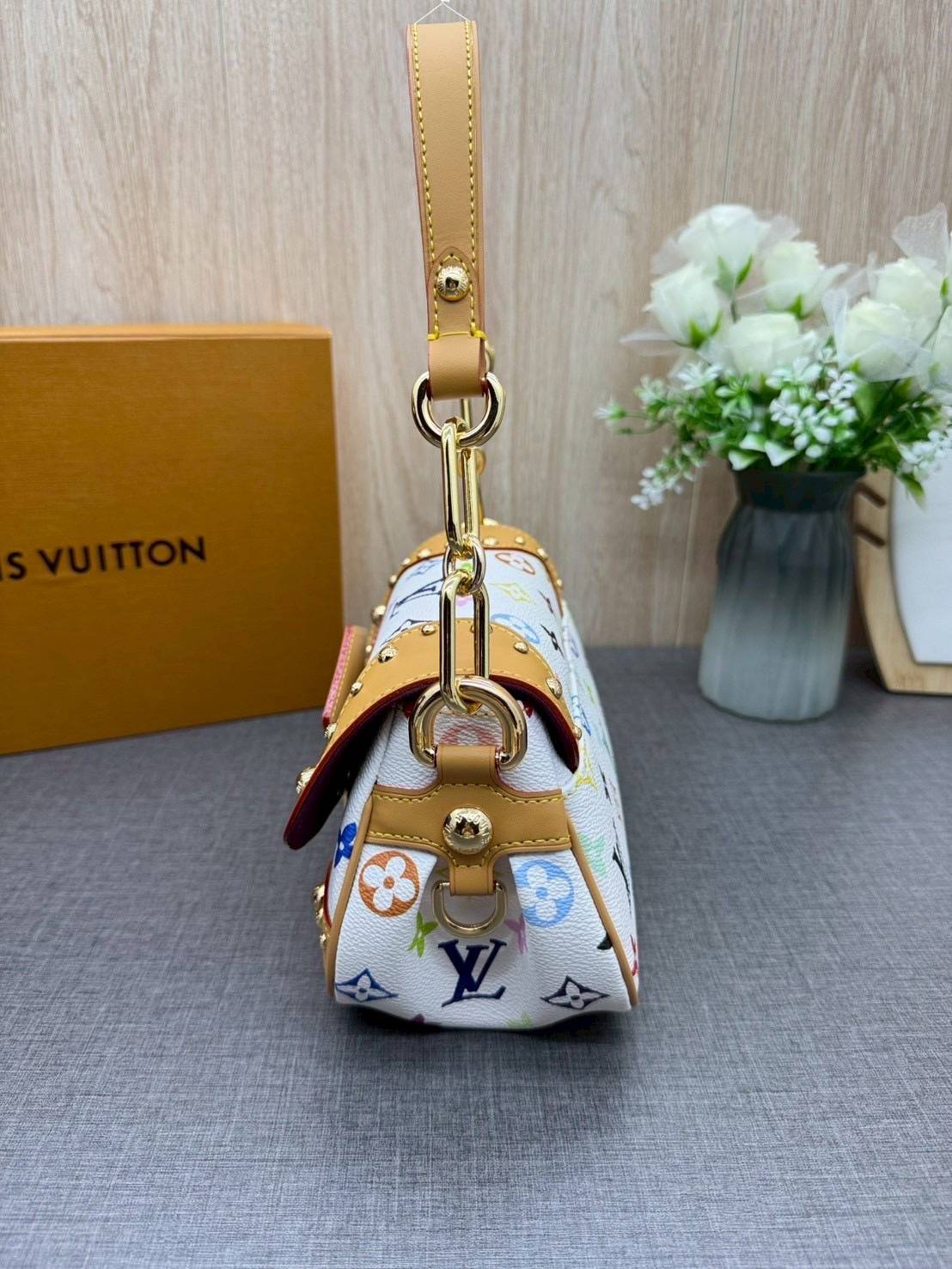 ORI หนังแท้ | Lv Marilyn White Multicolor Monogram Canvas Shoulder Bag กระเป๋าสะพายสไตล์วินเทจ ดีไซน์สีสันสดใสน่ารัก มีชีวิตชีวา โดดเด่นด้วยตัวล็อคด้านหน้าแบบกดขนาดใหญ่ จะถือแบบคล้องแขนหรือสะพายไหล่ก็ได้