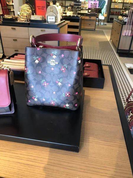 COACH SMALL TOWN BUCKET BAG WITH HEART PETAL PRINT(C7975//C7976)🌺💞กระเป๋าถือ กระเป๋าสะพาย ทรงฮิตยอดนิยมตลอดกาล>>ปริ้นลายดอกไม้รูปหัวใจมินิ น่ารักเกินเบอร์มาก🥰 ไม่ว่าจะออกมาคอลเลคชั่นไหนๆ ก็ครองใจสาวๆไปได้ทุกรุ่น/ วัสดุหนังแคน