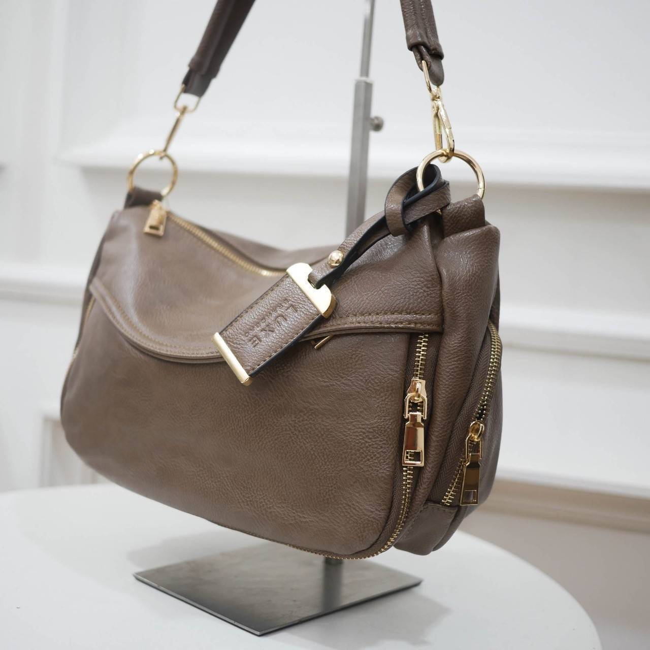 กระเป๋าถนอมสุขภาพไหล่ ใหม่ล่าสุดให้คุณได้ช้อปก่อนใคร Healthy bag จาก Luxe Light shoulder city bag กระเป๋าสะพายที่กล้าพิสูจน์ความเบา ดีต่อใจ สายสะพายไหล่เพิ่มความกว้าง ช่วยในการถ่ายเทน้ำหนัก ภายในบุผ้าเบาบางพิเศษ แต่ยังทนทานและไม่บกพร่องเรื่องฟังค์ชั่นใช้ง