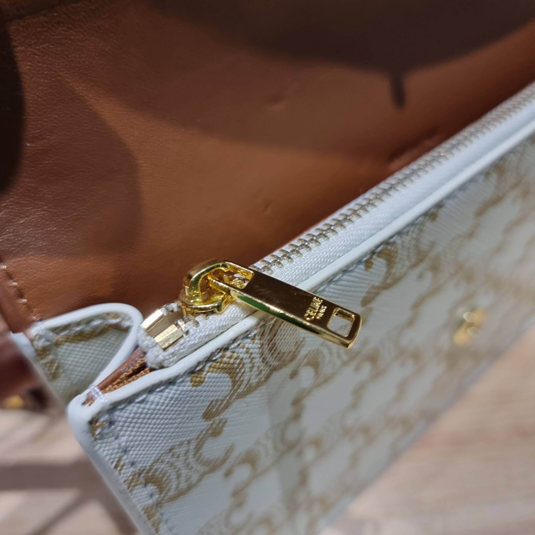 CELINE WALLET ON STRAP IN TRIOMPHE CANVAS AND LEATHER อีกหนึ่งรุ่นยอดนิยม กระเป๋าสะพายกึ่งคลัทช์ ในรูปแบบกระเป๋าสตางค์ ให้พกพาได้ง่าย ใส่ของสำคัญ มือถือ หรือบัตรต่างๆได้