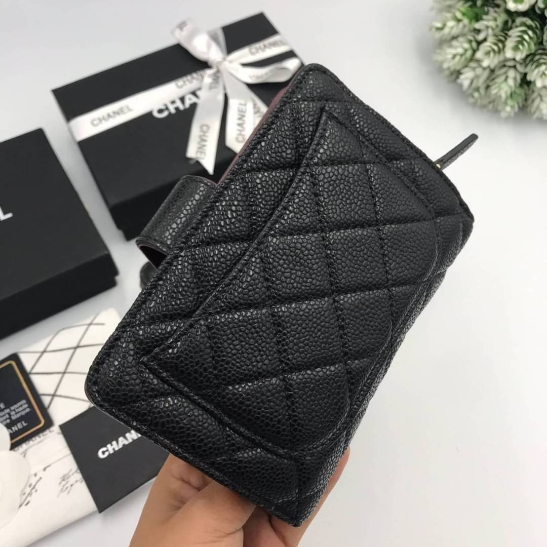 หนังแท้ CHANEL ZIP WALLET รุ่นยอดนิยมไอเท็มฮิตวัสดุหนังคาเวียร์สวยคลาสสิคเปิดปิดด้วยฝาปิดกระดุมด้านหน้ามีโลโก้แบรนด์อะไหล่ทอง/เงินสวยหรู ภายในสีแดงเบอกันดี้ มีช่องซิปใส่เหรียญ เรียกว่าใบเดียวจบ เป็นใบยอดนิยมของสาวๆ เลยค่าา พร้อมส่งที่ไทยไม่ต้องรอพรีฯ สาวก