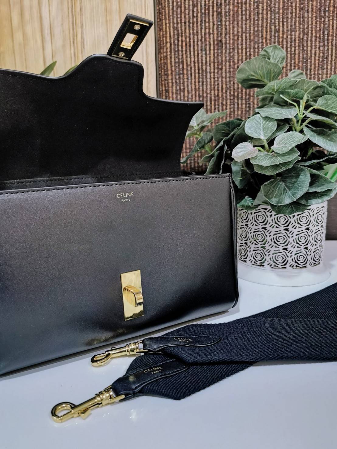 พร้อมส่งความสวย✴️นาทีนี้ต้อง CELINE TRIOMPHE CROSSBODY BAG SMOOTH CALFSKIN VIP GIFT WITH PURCHASE-GWP พรีเมี่ยมกิ๊ฟ Limited Edition จาก CELINE PERFUME DUTY FREE COUNTER วัสดุ หนังแท้ CALFSKIN ดีไซน์สวยหรูสุดคลาสสิคหนังเรียบสวยอยู่ทรงเปิดปิดด้วยฝาปิ