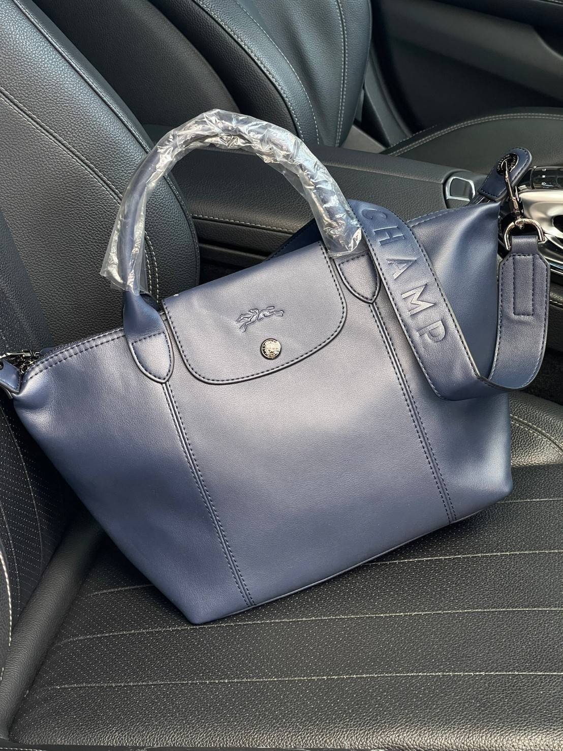 Longchamp Le Pliage Cuir Top handle bag S เรียกว่าเป็นกระเป๋าอีกหนึ่งรุ่นที่ไม่ว่ายังไงก็ฮอตฮิตและติดเทรนด์ตลอดไม่เคยเปลี่ยนกับ ทรง Le Pliage Cuir หนึ่งในตระกูลกระเป๋าสุดไอคอนิกจากแบรนด์