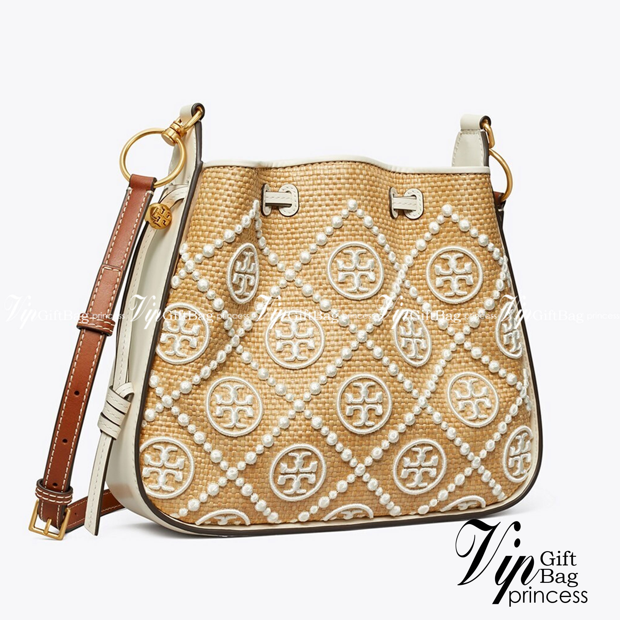 TORY BURCH T Monogram Straw Bell Bag กระเป๋าสะพายข้างรุ่นคลาสสิกที่ได้แรงบันดาลใจจากการควิลท์แบบดั้งเดิมของเพนซิลเวเนีย คอลเลกชันบ่งบอกถึงความมีสไตล์เหนือกาลเวลา รูปทรงเรียวโดดเด่น ปักทอลายแบรนด์อย่างสวยงาม เปิด ปิดด้วยเชือกรูด ด้านในช่องโล่งกว้าง ซับในผ้