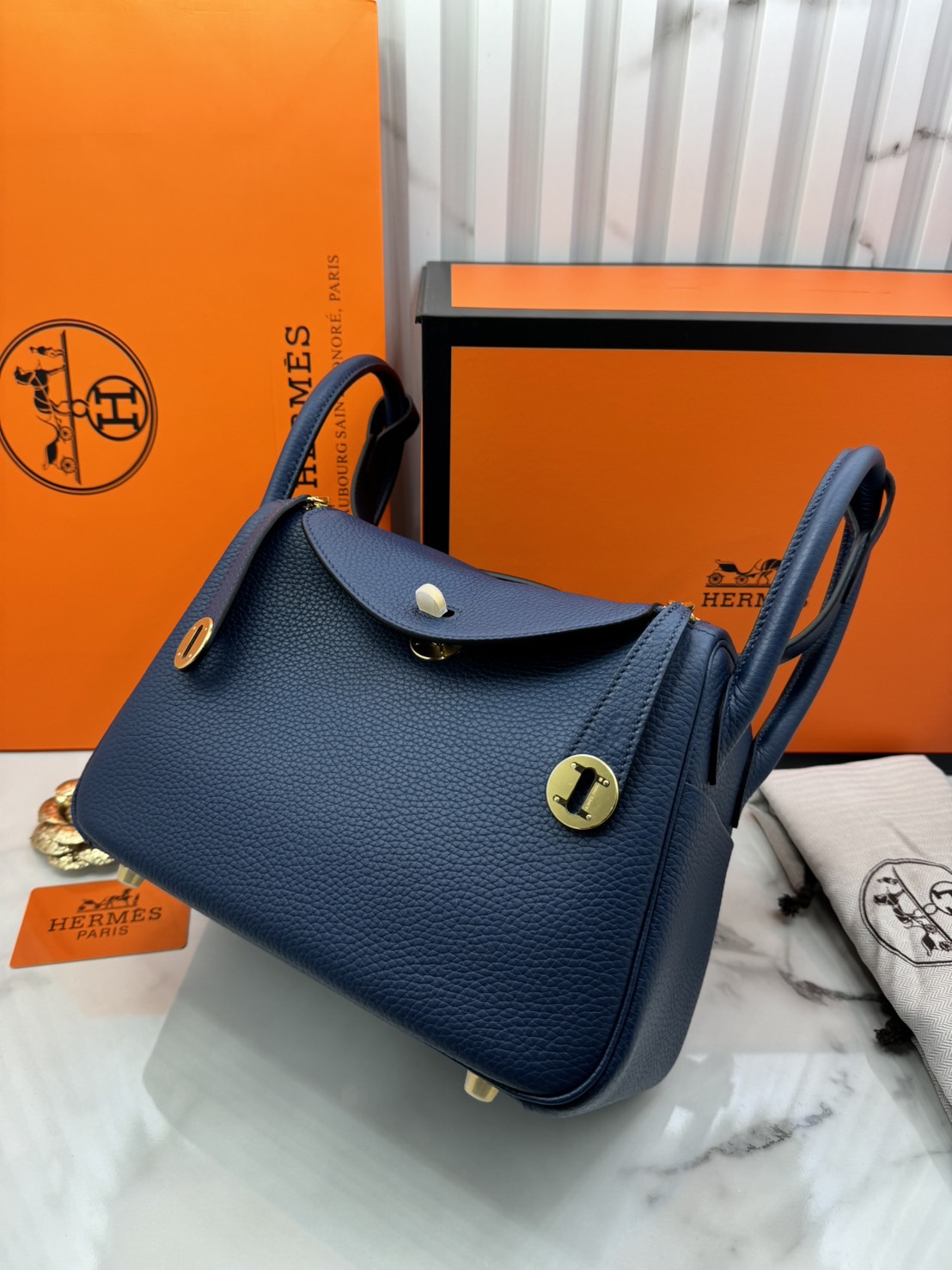 พร้อมส่ง 15 สี HERMES Lindy 26 bag กระเป๋าทรงโท้ทหนังสวยอย่างดี เอกลักษณ์ของความเรียบหรูไฮคลาสอย่างสมบูรณ์แบบ เกรดออริ สลับแท้ งานสวยตามรูป ใช้งานต่างประเทศได้
