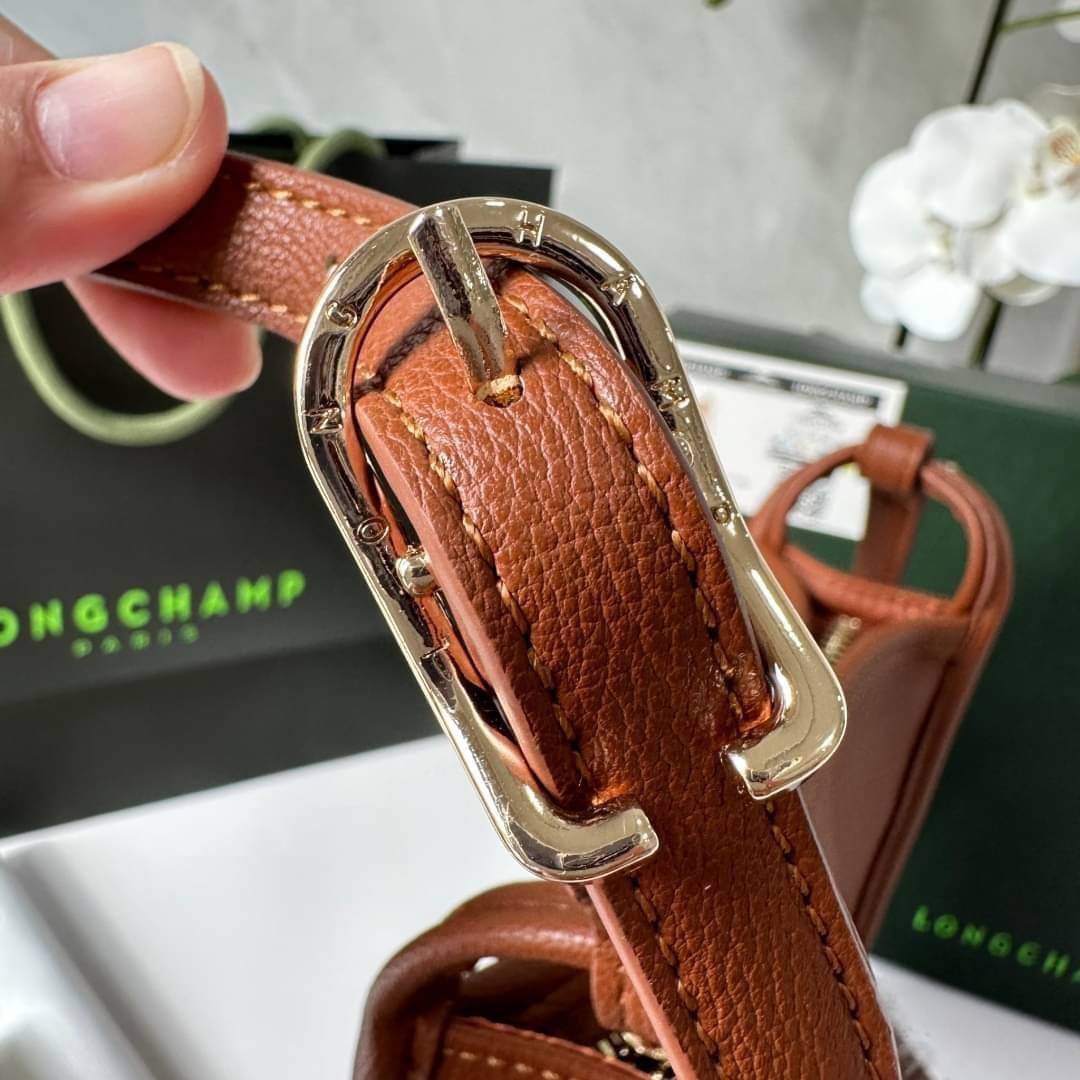 LONGCHAMP LE FOULONNÉ CROSSBODY BAG กระเป๋าสะพายที่เรียบง่ายและดูดี การออกแบบที่คล่องตัวของรุ่นนี้เหมาะอย่างยิ่ง