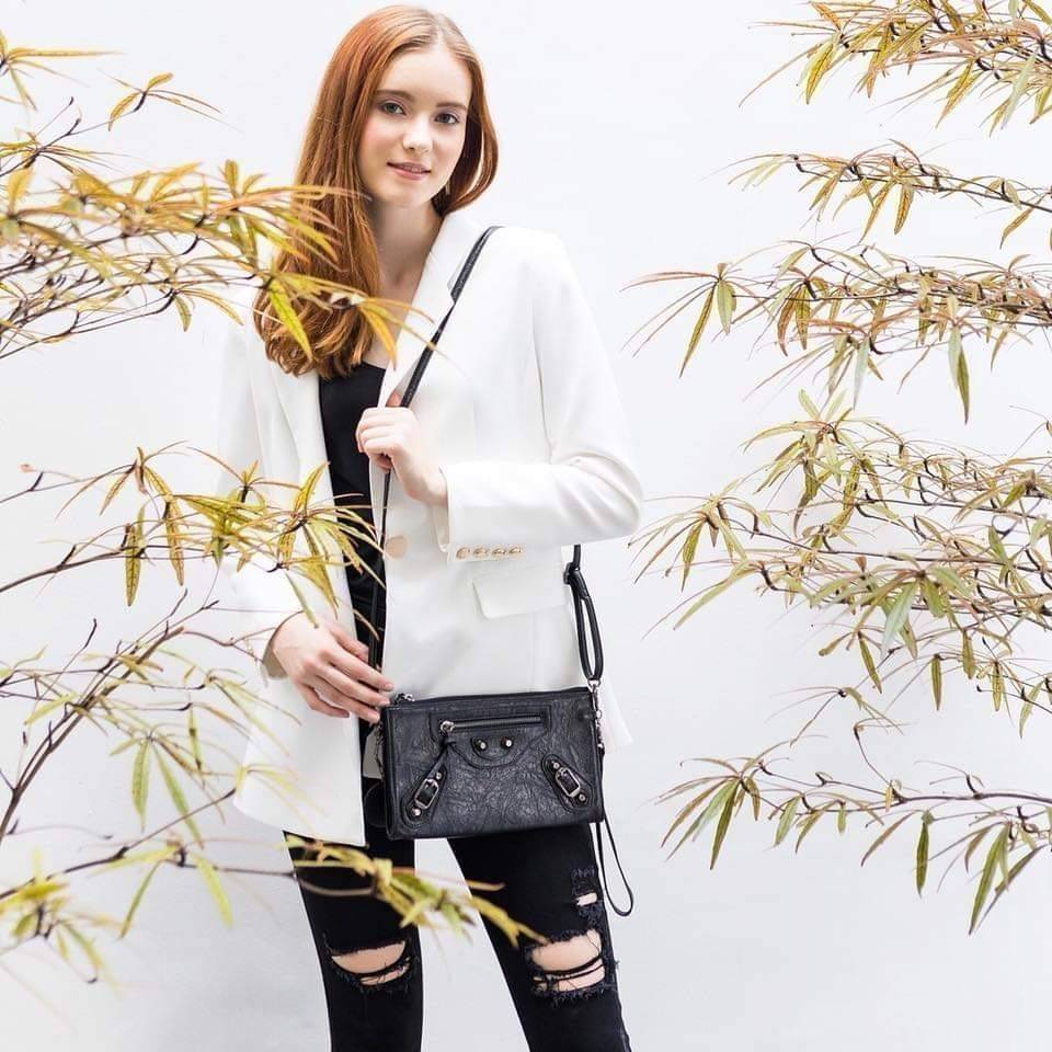 กระเป๋า KEEP Milan shoulder &clutch bag ตัวกระเป๋าผลิตจากหนังแกะเทียม ลายหนังชัดเจน สวย อะไหล่สีดำเข้ากับกระเป๋าสุดๆคะ จุดเด่นคือ สามารถใช้งานได้แบบ 2 in 1 เลยคะ ถือคล้องข้อมือเป็น คลัช หรือ สะพายข้างลำตัวได้ แถมภายใน มีช่องแบ่งเก็บของถึง 3 ช่องใหญ่ และ ช