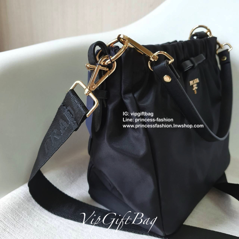 Prada nylon รุ่น Limited edition **กระเป๋าทรงน่ารัก จับจีบปากกระเป๋า ดีมาก วัสดุผ้าNyonกันน้ำ ตามแบบฉบับแบรนด์ เปิด/ปิดด้วยซิป ภายในเย็บติดป้ายหนังแบรนด์ มีช่องซิปเล็ก1 สามารถใส่ของจุกกจิกได้ สามารถใส่IPad mimiได้ มีช่องซิปเล็ก1ช่อง มาพร้อมสายหนังสั้นคล้อ