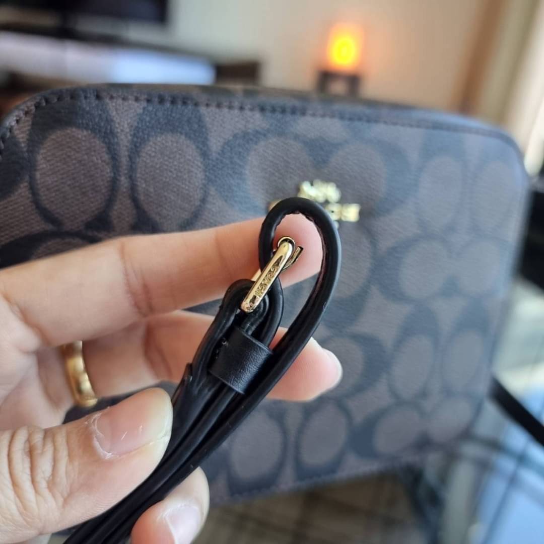 COACH 91677 MINI CAMERA BAG IN SIGNATURE CANVAS ขายดีที่สุด!! กระเป๋าสะพายข้างไซส์มินิ คลาสสิคอยู่ทรง อะไหล่ทองตัดดูหรู วัสดุหนังแคนวาสเคลือบลาย เปิด-ปิดด้วยซิป สายสะพายปรับได้ตามตัว ใบนี้แมทช์ได้ทุกลุค ใช้เป็น everyday bag ได้สบายๆเลยจ้า