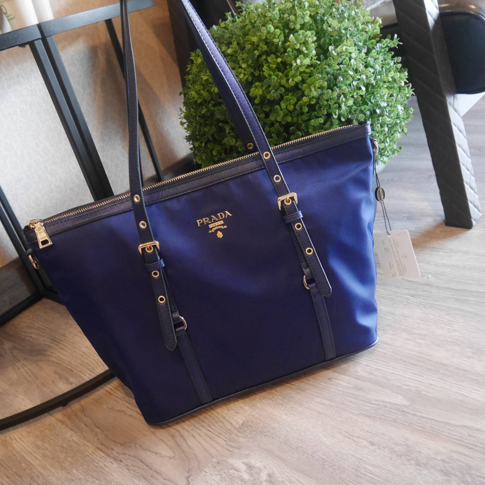 กรี้ดดด งานใบใหญ่ **ใส่ของจุใจ ก้มาน้าาา งานพรีเมี่ยมกิ้ฟ จากเคาเตอร์ต่างประเทศคะ จากแบรนด์ PRADA เป็น กระเป๋าผ้าไนล่อน ตามแบบฉบับของแบรนด์เลย หลงรักเลยคะ สะพายไหล่ได้ ถือก็สวยๆ ใช้แล้วสวยมากๆ ใส่ของได้เยอะเว่อร์ คุ้มราคา ห้ามพลาดเลยคะ!