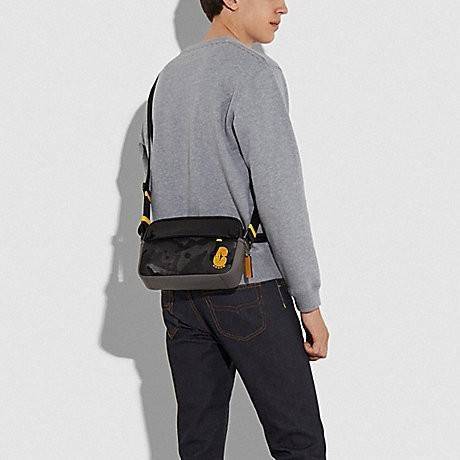 COACH EDGE CROSSBODY WITH CAMO PRINT ((2381, 2373)) ความเท่ never die!! กระเป๋าครอสบอดี้ทรงยอดฮิต ที่หนุ่มๆไม่ควรพลาด รูปทรงดีไซน์คลาสสิค ใช้งานง่าย วัสดุหนังแท้ตกแต่งตาข่ายพร้อมลายพริ้นท์ด้านหน้า สุดคูล!! ตัวกระเป๋ามีซิปหลัก และซิปด้านหน้า พร้อมช่องแยกด้