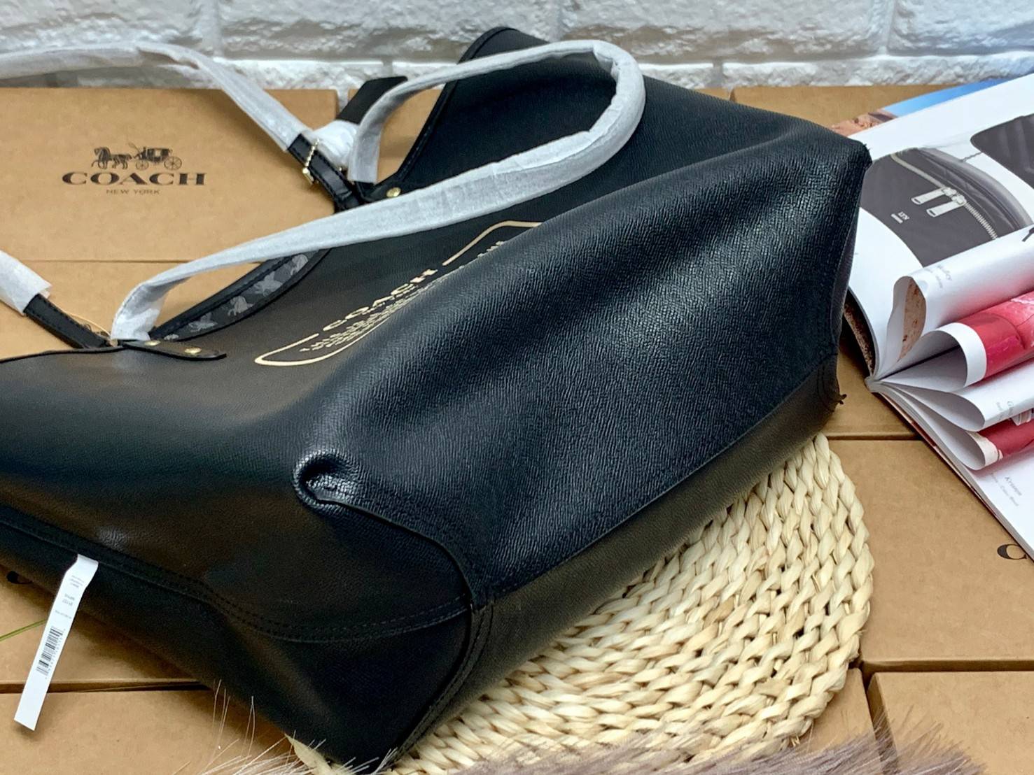 COACH 91107 REVERSIBLE CITY TOTE WITH HORSE AND CARRIAGE PRINT ใช้ได้ 2 ด้าน 🔺ทรง Tote รุ่นแนะนำค่ะ!! วัสดุ pvc อย่างดี นิ่มยวบตัวสวย ลายรถม้าทั้งใบค่ะ (ในไทยหายากค่ะลายนี้) 📌สามารถใช้ได้ทั้งด้านในและด้านนอกนะคะ สวยทั้ง2ด้านเลยทีเดียว เป็น