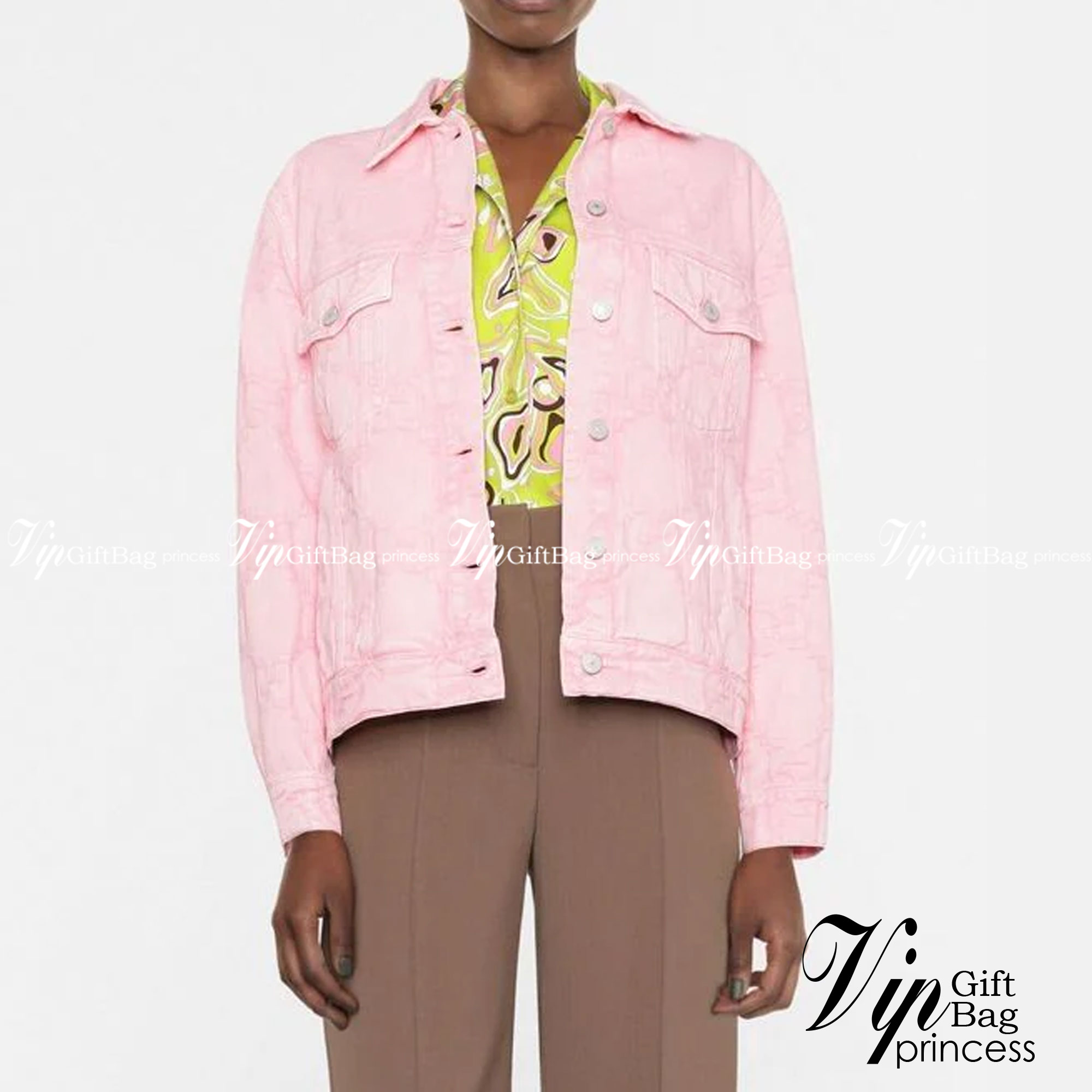 Gucci GG Supreme pattern denim jacket / Gucci jacket Denim Pink เกรดออริจินอล มีป้ายแท็กที่คอเสื้อ ใส่ได้ทั้งผู้หญิงผู้ชาย พร้อมส่งที่ไทย ภาพสินค้าถ่ายจากงานขายจริง ใช้งานต่างประเทศได้