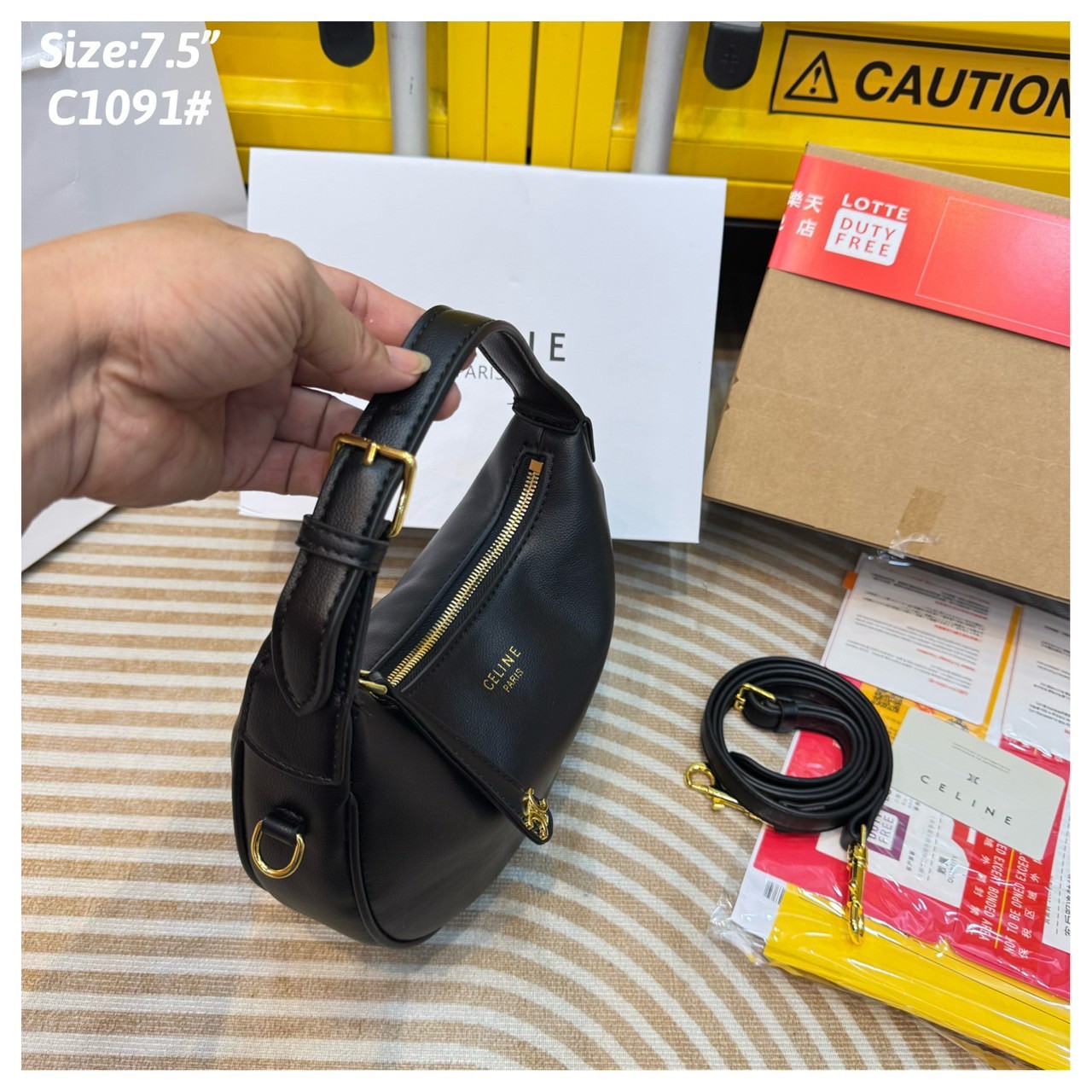 Celine Lulu Teen Bag กระเป๋าสะพายน้องใหม่ไฟแรง ปรับดีไซน์ใหม่แบบสวยสับคงความคุณหนูลัคชูในตัว รูปทรงพอชโฮโบยอดนิยมสวยคลาสสิคใช้งานได้ง่าย แมทช์ได้หลากหลายสไตล์