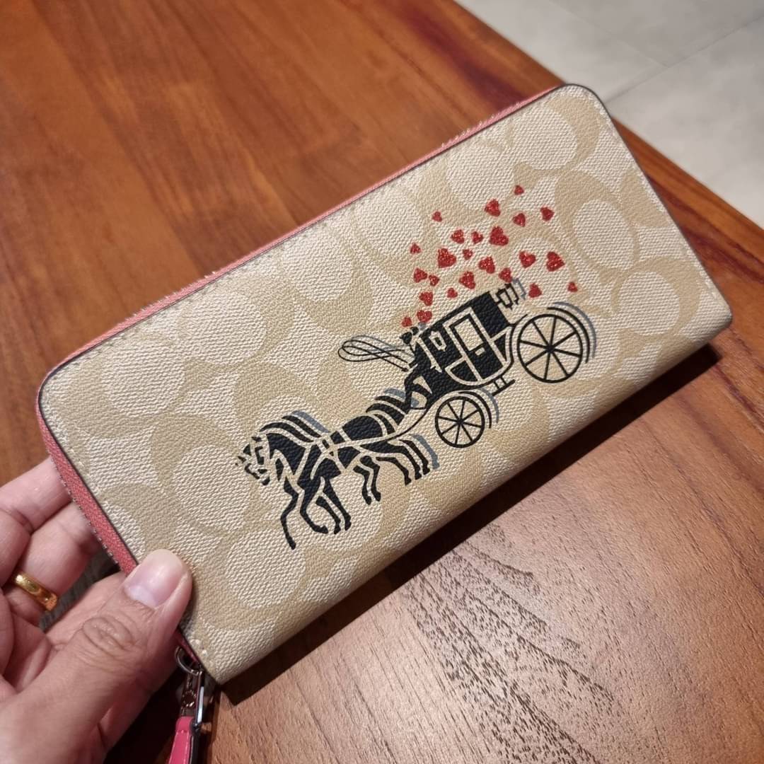 COACH ACCORDION ZIP WALLET IN SIGNATURE CANVAS กระเป๋าสตางค์ใบยาวนี้ที่เหมาะกับการใช้งานทุกรูปแบบ นอกจากเพิ่มความมั่นใจแล้ว ยังทำให้ชีวิตของเราง่ายขึ้นอีกด้วย โดยการเปิดปิดแบบซิปรอบ สามารถใส่ธนบัตร เหรียญ บัตรต่างๆได้หลายใบเลยทีเดียว ขนาดของกระเป๋าสามารถถ