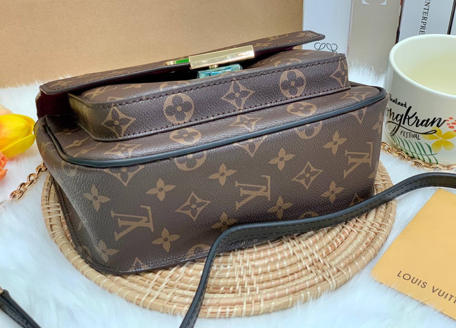 LOUIS VUITTON PASSY MONOGRAM 2 WAYS HANDBAG พร้อมส่งความสวย! กระเป๋า LV จาก Premium gift ต่างประเทศ ✔️รุ่นนี้เป็นหนังแท้ลาย monogram ทรงกระเป๋าคือสวยหรู ดูดีมากๆค่ะ