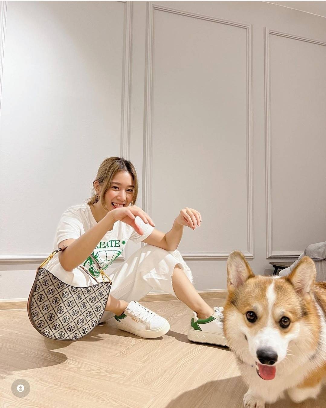 ใบใหญ่ 35cm Tory Burch T Monogram Medium Crescent Bag / TORY BURCH T MONOGRAM JACQUARD CRESCENT BAG ไซส์ใหญ่กับไอเท็มสุดร้อนแรง เซเลปรีวิวเยอะมาก!! สาวๆตามหากันไปอีก กระเป๋าทรง half moon ที่ดีไซน์บนผ้า jacquard ลวดลายซิกเนเจอร์ เรียบหรู ผู้ดีมากแม่!