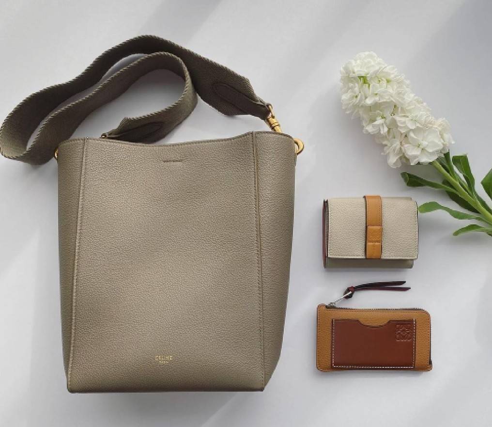 ซื้อ1ได้ถึง2! CELINE TRIOMPHE BUCKET BAG VIP GIFT WITH PURCHASE (GWP) พรีเมี่ยมกิ๊ฟ Limited Edition จาก CELINE PERFUME DUTY FREE COUNTER วัสดุหนังแท้ CALFSKIN ดีไซน์ทรง Bucket ขนาดกำลังดี มาพร้อมใบเล็กด้านในแยกใช้ได้ น้ำหนักเบา ภายในกว้างใส่ของใช้ได้เยอะพ