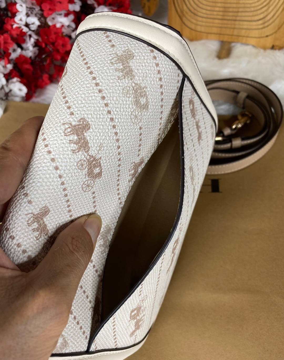 OUTLET 】COACH SADDLE BAG WITH HORSE AND CARRIAGE DOT PRINT (COACH C4059) กระเป๋าสะพายข้าง ลายม้าและรถลาก item ใหม่ที่สาวๆต้องมีนาทีนี้ห้ามพลาด รูปทรงโค้งมน วัสดุ พีวีซี ผ้าใบเคลือบพิมพ์ลายเป็นหนังเรียบ ทนทานและกันคราบสกปรกทั้งสี่ด้านเป็นหนังคุ้มสุดๆ ภายใน