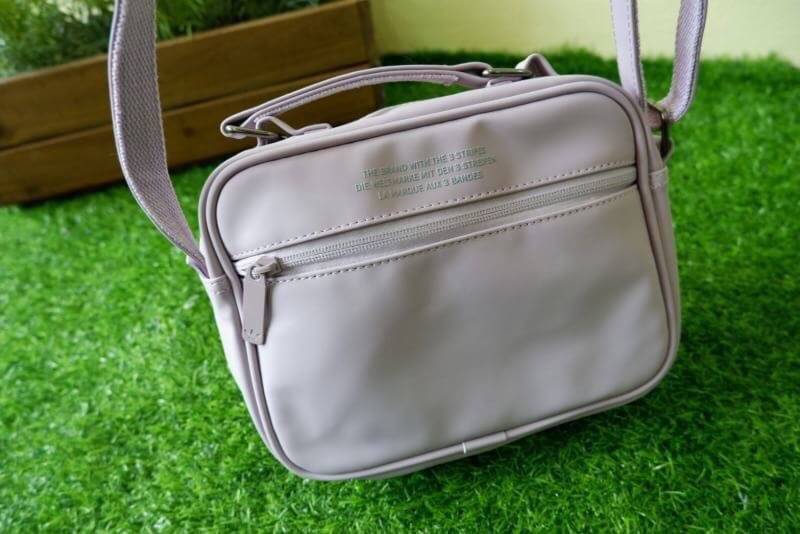 adidas mini airline bag *outlet* กระเป๋าสะพายข้างทรงสปอร์ต ด้านหน้าติดโลโก้แบรนด์ ดีไซน์ลาย 3D ด้านหลังเป็นหนังเรียบ มีช่องซิปสามารถใส่สิ่งของได้ รุ่นนี้เปิดปิดด้วยซิปคู่ ซิปปั๊มแบรนด์ทุกจุด ด้านในเป็นช่องกว้าง มีช่องซิป สายสะพายยาวสามารถปรับระดับได้ สาวก