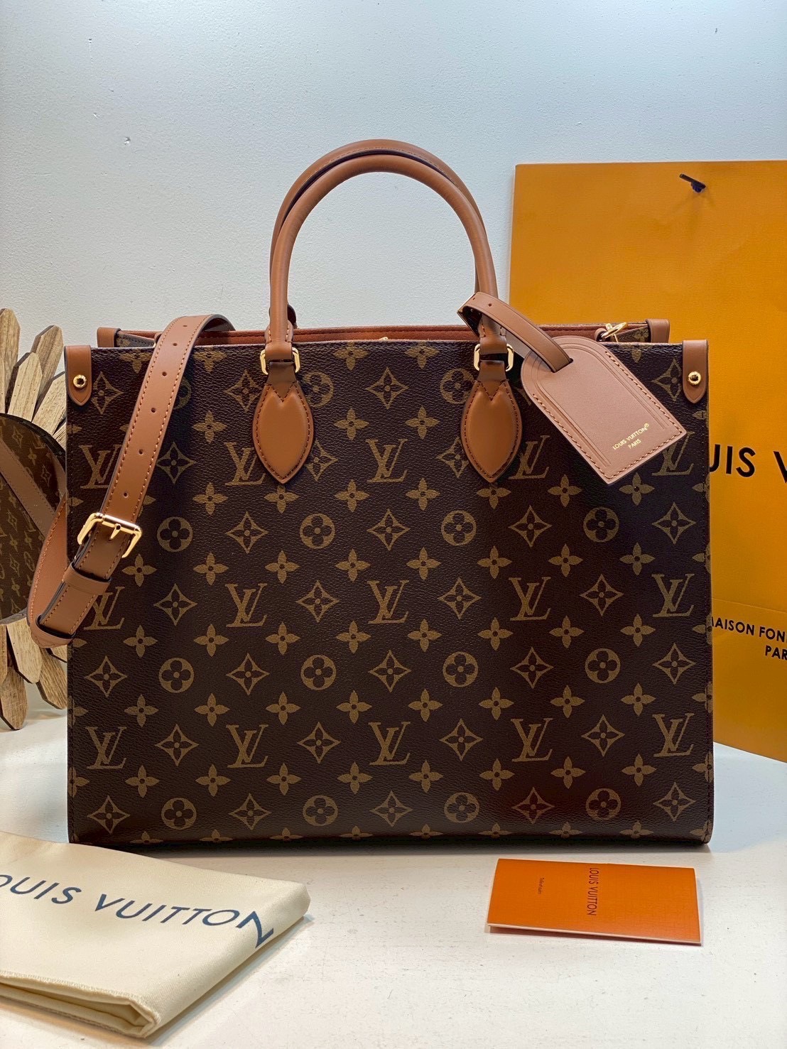 TOP ORI หนังแท้ | LV OnTheGo Organizer Bag 37cm กระเป๋าสะพายทรงโท้ทใบใหญ่ คู่หูที่สมบูรณ์แบบสำหรับชีวิตในเมือง รังสรรค์จาก Monogram แคนวาสอันเป็นเอกลักษณ์ของเมซง