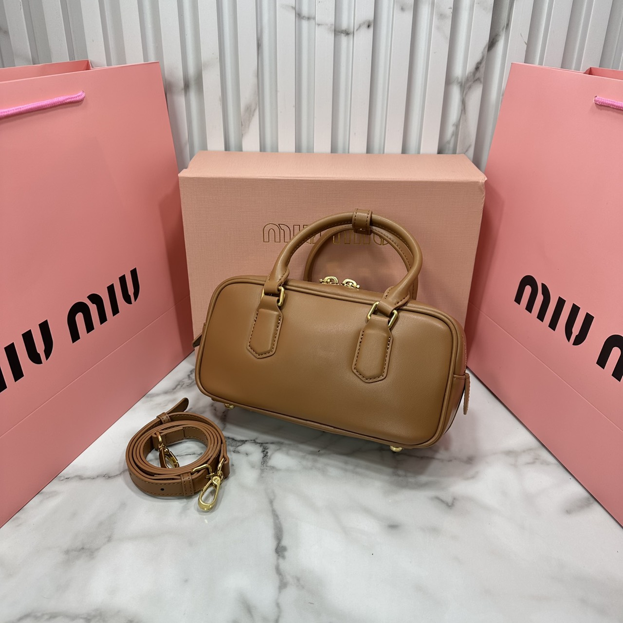 ORI หนังแท้ | MIU MIU Arcadie leather mini-bag Mini 20cm กระเป๋าสะพายทรงโฮโบลุคลูกคุณหรูหรา ไซส์มินิน่ารักๆเก๋ๆ สวยดูแพง หูจับในตัวง่ายและสะดวกพกพา