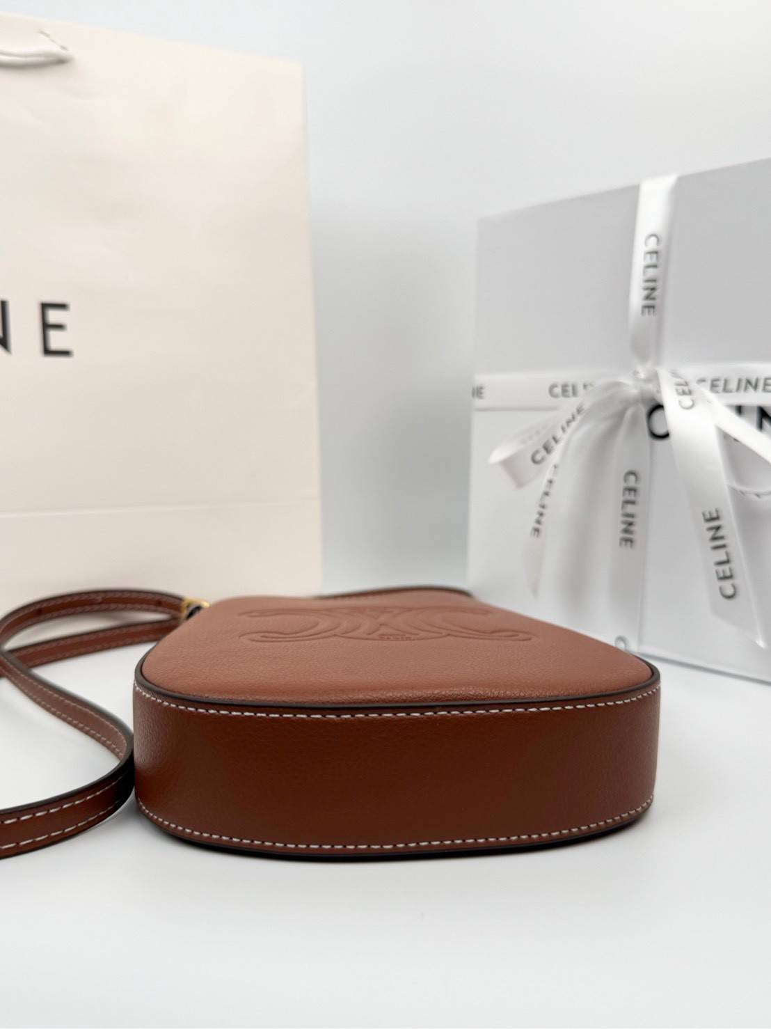 ORI หนังแท้ | CELINE PHONE POUCH HELOISE IN SUPPLE กระเป๋าใส่โทรศัพท์ เรียบหรู ด้วยลวดลาย Triompe ที่แสดงถึงความเป็นเอกลักษณ์ของแบรนด์