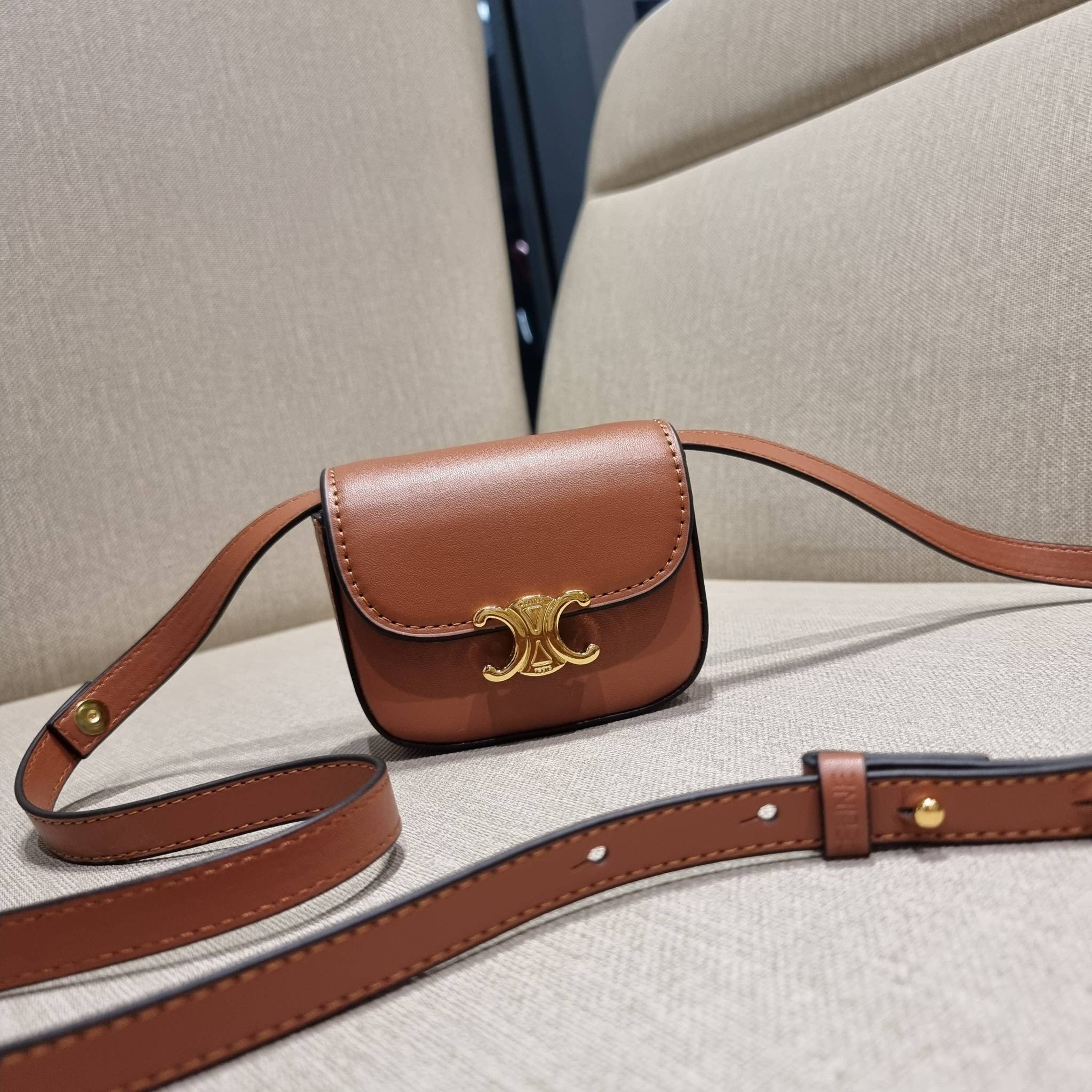 CELINE TRIOMPHE MINI BAG แรร์ไอเท็ม สีลิมิเต็ดในไซส์มินิ กับกระเป๋าสะพายที่เล็กแต่ปังมาก!! ดีเทลเรียบแต่หรู วัสดุหนังแท้ สีคลาสสิค เปิด-ปิดด้วยกระดุมแน่นหนา ภายในเป็นช่องโล่ง สายสะพายถอดได้ ปรับได้ตามชอบ ใบนี้สามารถใส่บัตร ใส่ธนบัตรได้ พกเป็นกระเป๋าสตางค์