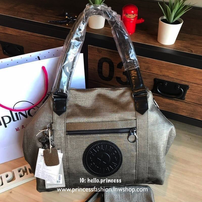KIPLING ART ORGANISED Metallic Tote Bag with Laptop Compartment กับอีกหนึ่งคอลเลคชั่นของ GO MONDAY collection วัสดุ synthetic (structured, coated) กระเป๋าถือหรือสะพายที่ภายในมีช่องแยกเป็นสัดส่วน ตรงกลางมีช่องใส่ Laptop มีเบาะหุ้มหนาโดยเฉพาะ มีช่องใส่ขวดน้
