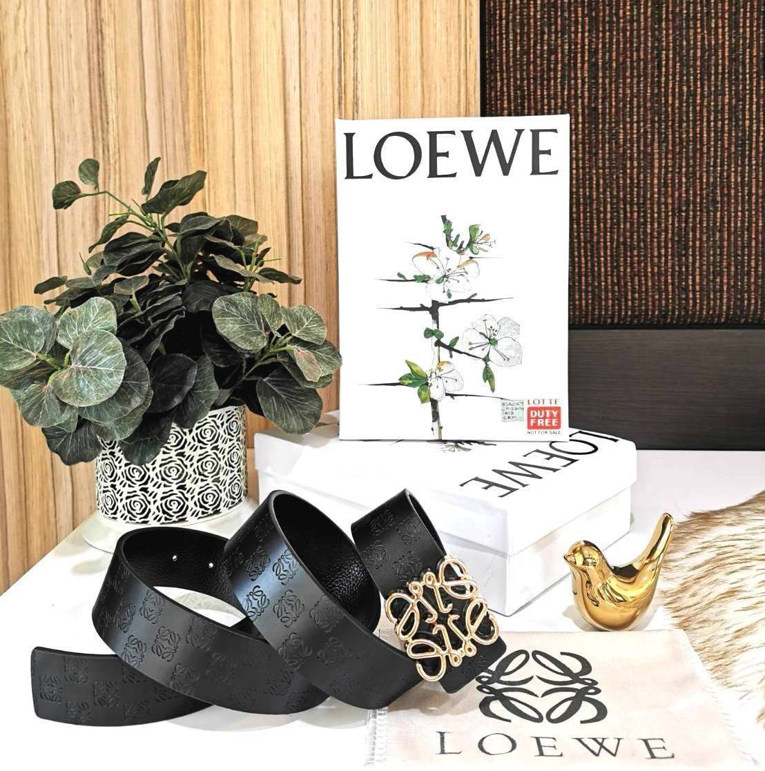 Loewe Logo Leather Belt VIP Gift With Purchase (GWP) วัสดุ Calfskin ปั๊มโลโก้แบรนด์สวยหรูดูดี หัวเข็มขัดโลโก้แบรนด์ 3D อะไหล่ทองตัวสายปรับระดับได้ ดีไซน์เรียบหรูคลาสสิคเข้ากับทุกลุ๊ค ใช้ได้ทั้งชายและหญิงค่ะ ไอเท็มแนะนำสวยน่าใช้น่าสะสม เหล่าสาวก Loewe GWP 