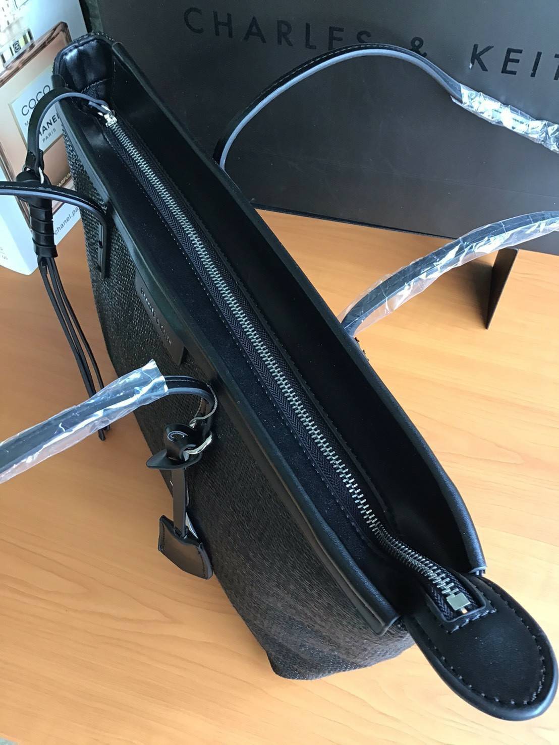 Charles & Keith Black Textured Tote Bag ฮอตฮิตตลอดกาลสำหรับรุ่นนี้ รุ่นยอดนิยม!! มากี่รอบกี่รอบก็ขายดี ใครไม่มีรุ่นนี้ติดตู้ไว้ถือว่าเชยมาก(!!) กระเป๋าสะพายทรง Shopping bag ใบใหญ่จุของได้ใจ น้ำหนักเบา โดดเด่นด้วย Textured วัสดุสานรอบใบ ตัดขอบหนัง สวยอยู่ท