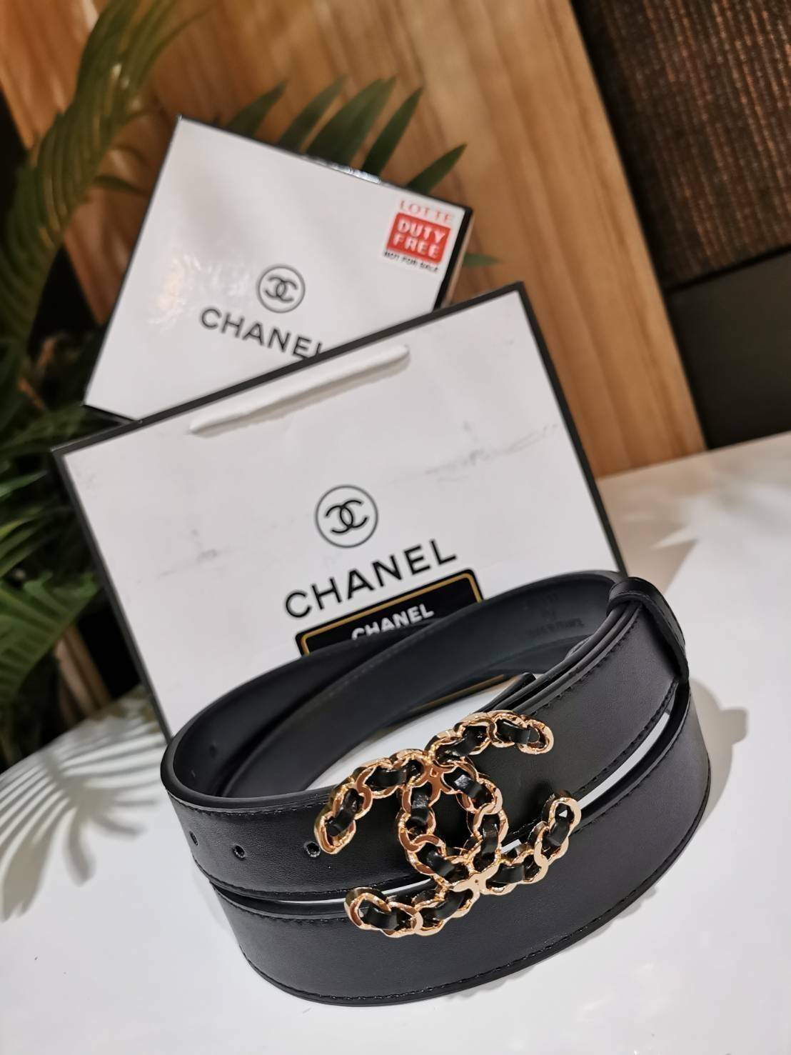 Chanel Vintage Logo Leather Belt VIP Gift With Purchase (GWP) พรีเมี่ยมกิ๊ฟ Limited จาก CHANEL PARFUME DUTYFREE วัสดุ Calfskin หนังแท้เรียบสวย หัวเข็มขัดโลโก้แบรนด์ 3D Vintage สายปรับระดับได้ มาในดีไซน์คลาสสิคเรียบหรูเข้ากับทุกลุ๊คแบบไม่มีเอ้าท์ พร้อม Ori