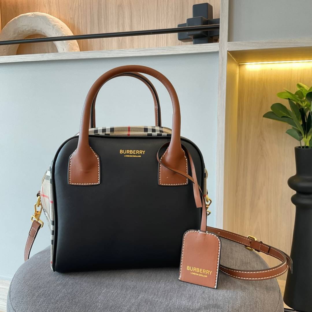 Burberry Cube Shoulder Bag Black / Burberry Vintage Checked Cube Bag / WOMAN BURBERRY HANDBAGS กระเป๋าถือ กระเป๋าสะพายครอสบอดี้ วัสดุหนังสีดำตัดด้วยผ้าลายซิกเนเจอร์แบรนด์