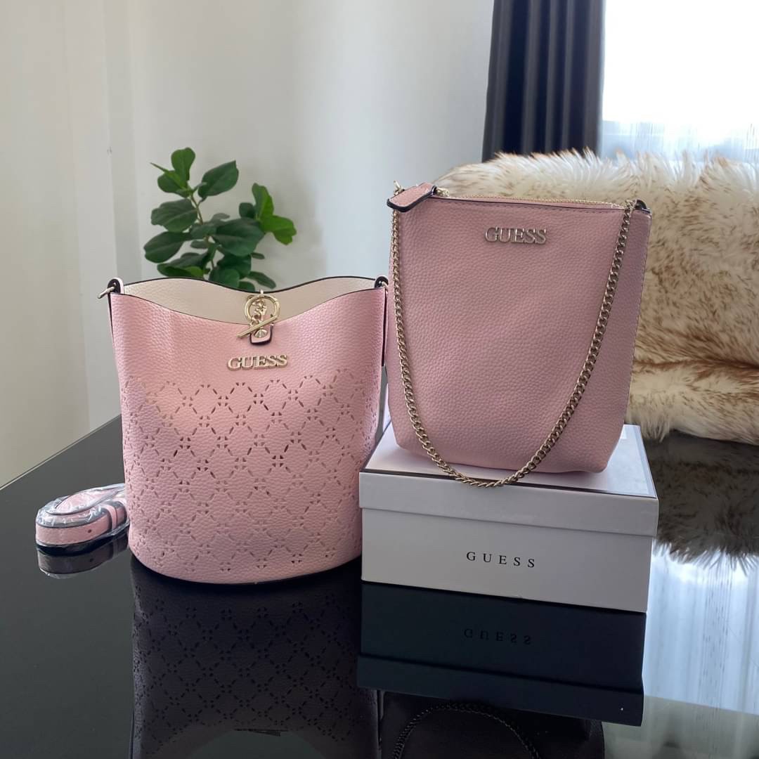 Guess Amara Bucket Handbag ซื้อ 1 ได้ถึง 2 กระเป๋ารุ่นใหม่ล่าสุดทรงถังสุดน่ารัก พิมพ์ลายรอบใบ วัสดุหนังนิ่มคุณภาพดี นิ่ม น้ำหนักเบา ด้านหน้าประดับด้วยโลโก้แบรนด์สวยโดดเด่น เปิด-ปิดด้วยด้วยตัวคล้องอะไหล่เงินสะดวกใช้ ด้านในโล่ง มีสายยาวปรับระดับได้มาให้ มาพ