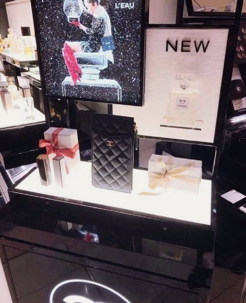 พรีเมี่ยมกิ๊ฟแท้ 100% 】Chanel Clutch Bag Gift With Purchase (GWP) กระเป๋าคลัชหรือกระเป๋าสตางค์ GWP จาก Chanel Cosmetic Counter วัสดุหนังคาเวียร์สวยหรูเปิดปิดด้วยซิปสะดวกใช้