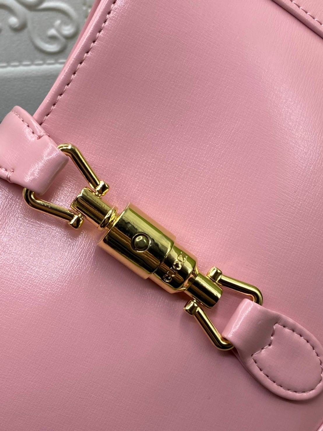 VIP GIFTbag 】หนังแท้ GUCCI Jackie 1961 mini shoulder bag กระเป่ารุ่นฮิตจาก Gucci ต้องบอกเลยว่าสำหรับสาวๆหลายคนนั้น ที่ชื่อชอบ หรือเป็นสาวกกลับแบรนด์อย่าง Gucci ต้องบอกเลยนะว่าสำหรับรุ่นนี้ห้ามพลาดไปทีเดียว บอกว่าได้เป็นตำนานควาวินเทจได้อย่างดี โดยขนาดของต