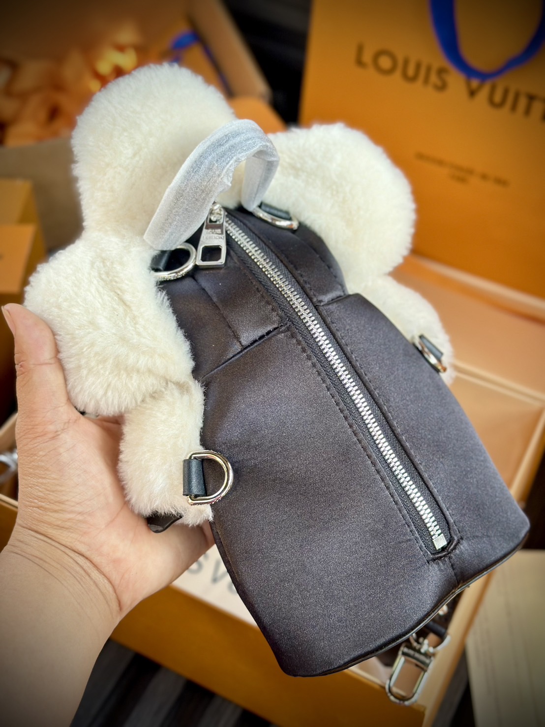 สลับแท้ LV Vivienne Backpack กระเป๋าเป้ คอลเลกชัน Ski Snow แต่งขอบขนเฟอสุดพิเศษ ดีไซน์น่ารักน่าใช้ งานผ้าไนลอนรุ่นใหม่ของแบรนด์ พิมพ์ลายโมโนแกรมด้วยซิลค์สกรีน