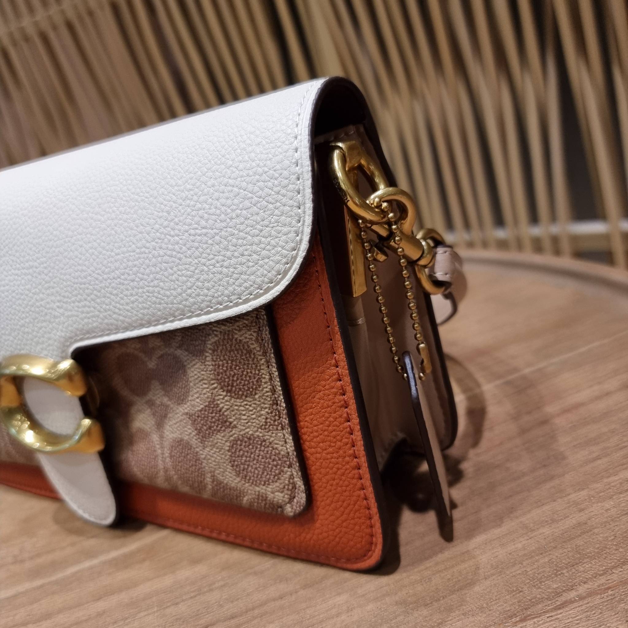 COACH TABBY SHOULDER BAG 26 IN SIGNATURE CANVAS WITH BEADCHAIN (6793,91215) กระเป๋าสะพายไหล่ ดีไซน์วินเทจย้อนยุค สวยคมชัด คลาสสิคใช้ได้ทุกลุค วัสดุหนังแท้สลับหนังแคนวาสเคลือบลาย เปิด-ปิดด้วยแม่เหล็กในตัว รับรองแน่นหนา ด้านหลังมีช่องแยก ภายในเป็นช่องโล่ง ข