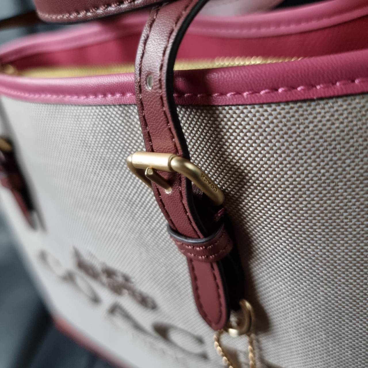 COACH C4085 MOLLIE TOTE 25 IN COLORBLOCK กระเป๋าทรงโท้ทยอดฮิต ขนาดมินิไซส์ ดีไซน์สวยคมทุกรุ่น!! ตกแต่งซิกเนเจอร์ถักทออยู่บนผ้าแคนวาส ดูโดดเด่น ภายในเป็นช่องโล่ง มีช่องซิปกลางใส่ของได้ ขนาดกำลังดีแบบใส่ของได้ครบครัน มาพร้อมสายสะพายข้าง หรือจะถือคล้องแขนเก๋