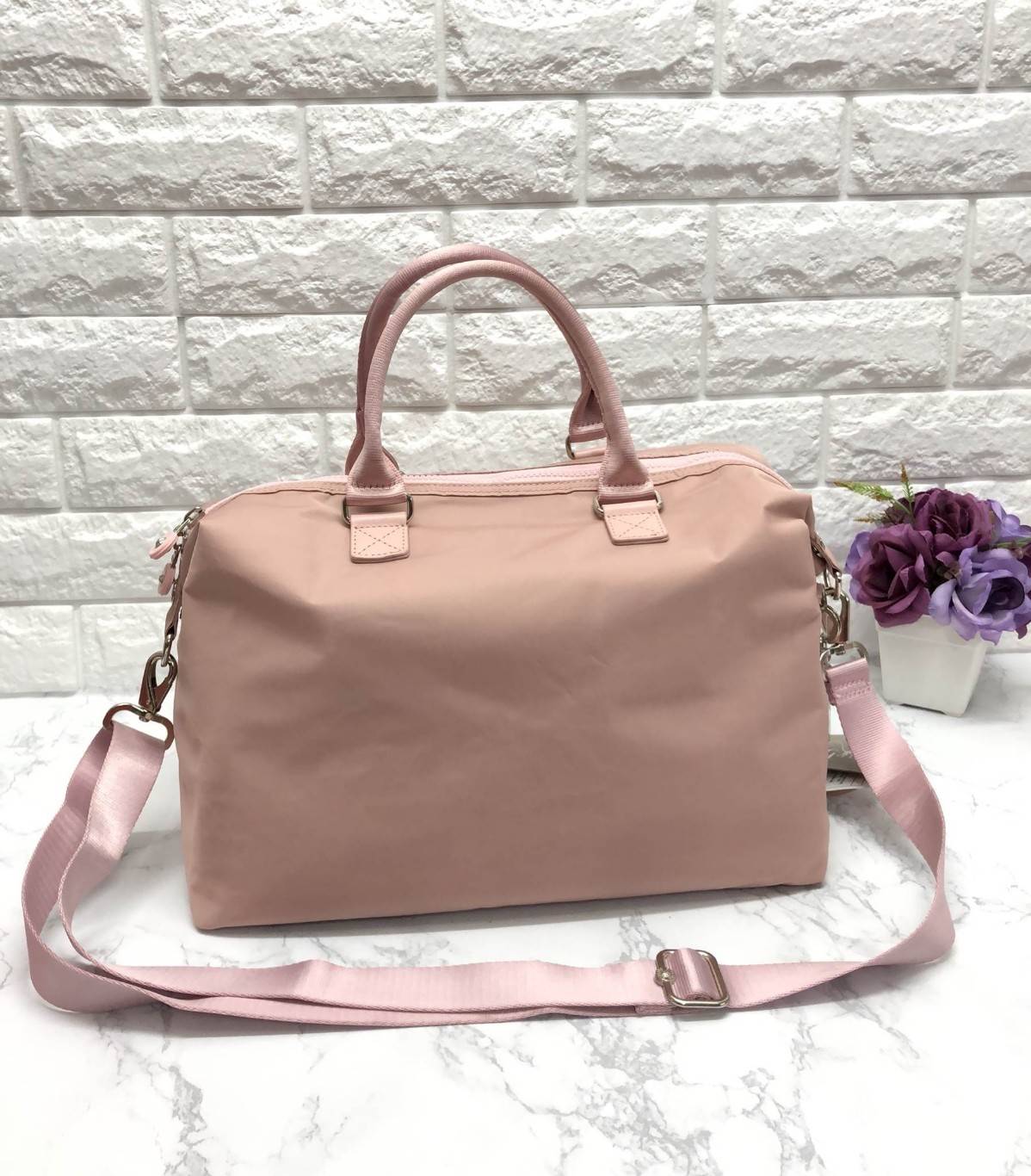 Kipling Tiram Handbag 2018 (Kipling oem factory HK.) กระเป๋าถือหรือสะพายขนาดกลาง วัสดุ nylon กันน้ำในระดับนึงค่ะ เปิดปิดกระเป๋าแบบซิปคู่ ภายใน กระเป๋าโล่งกว้าง มีข่องซิป และช่องเล็ก และช่องขนาดกลาง เสริมนวมกันกระแทก พร้อมสายห้อยกุญแจ ด้านข้างกระเป๋า สามาถ