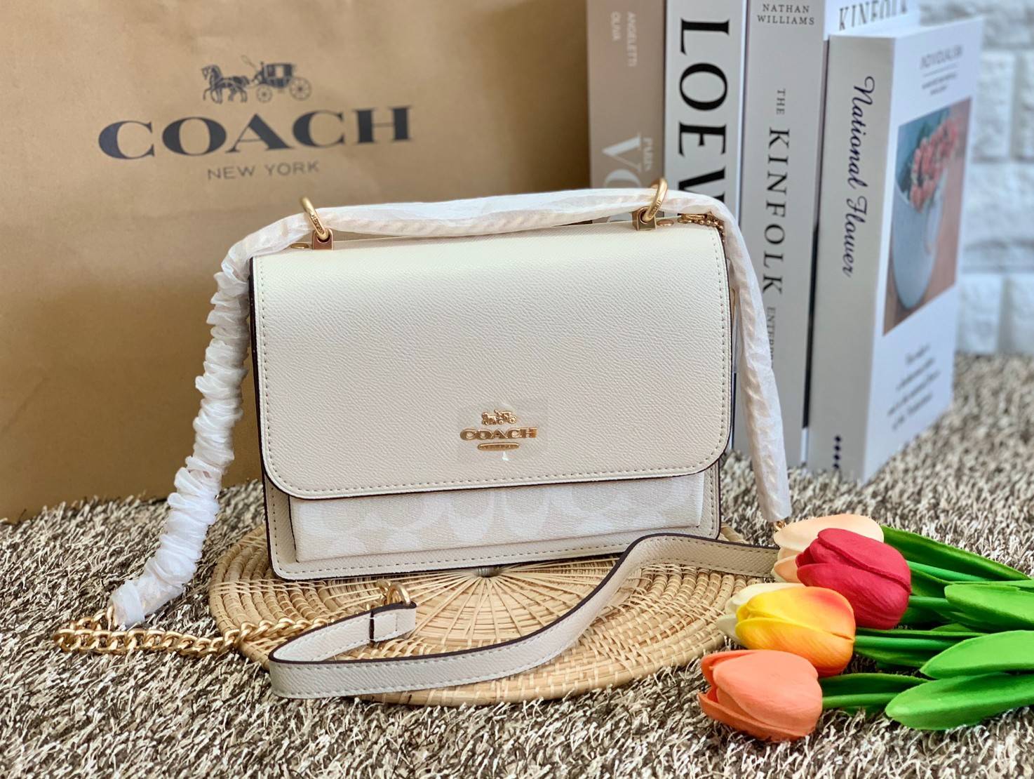 พร้อมส่งถึง8สี ห้ามพลาดค่ะ! COACH KLARE CROSSBODY BAG ((91019//91174//90400//1424//90635)) พร้อมส่งที่ไทย กระเป๋าสะพายครอสบอดี้ร์หรือสามารถทบเป็นสายคู่คล้องไหล่ได้ด้วยค่ะ หนังแท้ แต่ละสีทำลายหนังได้สวยงามแตกต่างกันออกไปนะคะ ✔️ห้อยด้วยป้ายแบรนด์แบบโ
