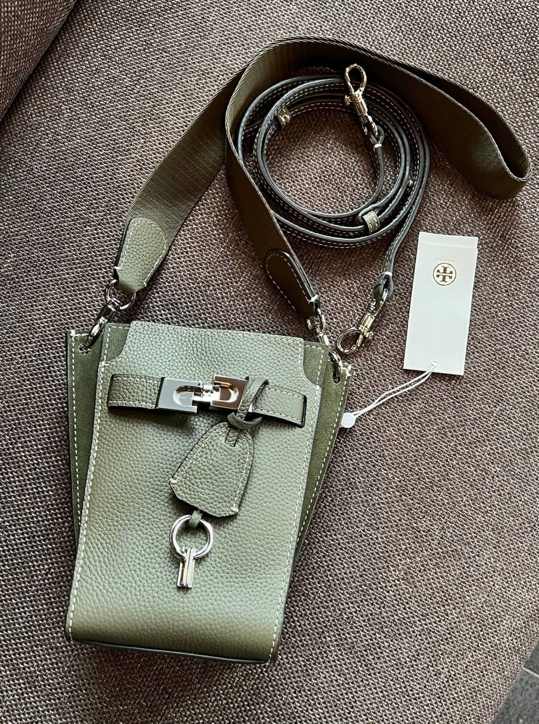 small TORY BURCH LEE RADZIWILL PEBBIED BAG ((139016)) แต่ใส่ได้จุ ขนาดพอดีลำตัว สวยมากๆค่ะ! ลุคหรูดูดีมากๆ กับกระเป๋าสะพายข้างจากTB รุ่นเล็ก