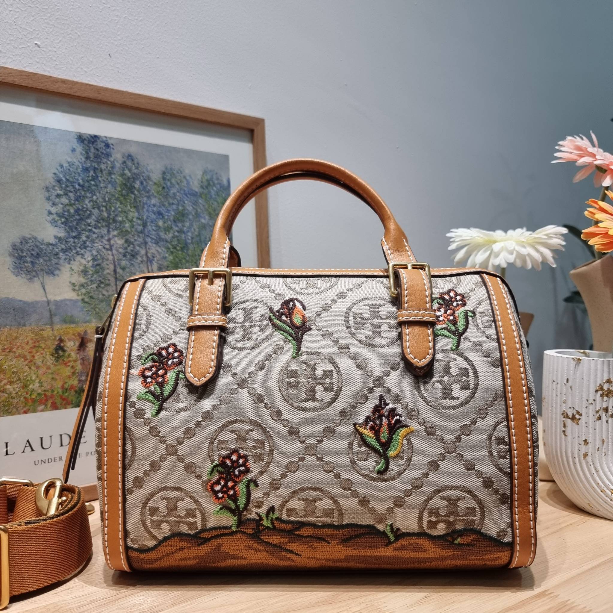 TB Jual Barrell T Monogram / TORY BURCH T MONOGRAM JACQUARD EMBROIDERED DUFFLE คอลใหม่ล่าสุด สวยพร้อมเสิร์ฟแบบไม่ต้องรอพรีฯ ลายโมโนแกรมสุดคลาสสิคที่ถูกดีไซน์รังสรรค์ด้วยงานปักสุดชิค น่าใช้ใจฟูแค่แรกเห็น!!